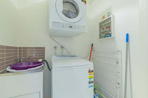 Stylish 3 Bedroom Townhouse - Free Parking - Redcliffe Tourism 21