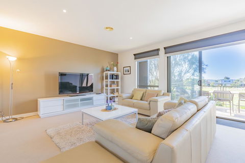 Stylish 3 Bedroom Townhouse - Free Parking - Redcliffe Tourism 9
