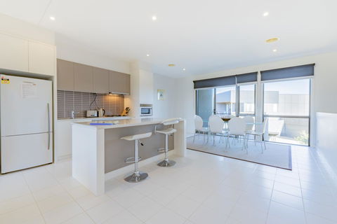 Stylish 3 Bedroom Townhouse - Free Parking - Redcliffe Tourism 3