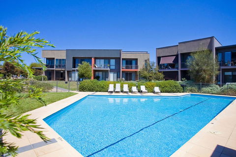 Stylish 3 Bedroom Townhouse - Free Parking - Redcliffe Tourism 5