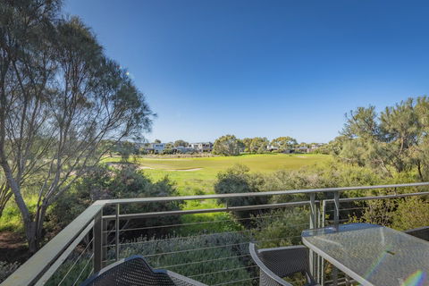 Stylish 3 Bedroom Townhouse - Free Parking - Redcliffe Tourism 12