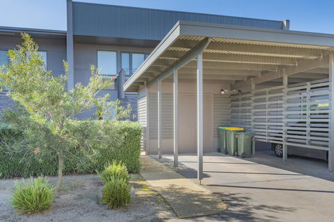 Stylish 3 Bedroom Townhouse - Free Parking - Redcliffe Tourism 24