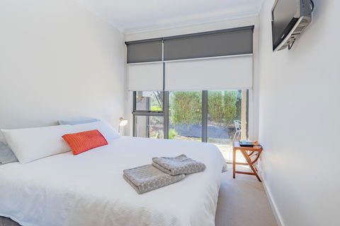 Stylish 3 Bedroom Townhouse - Free Parking - Redcliffe Tourism 7