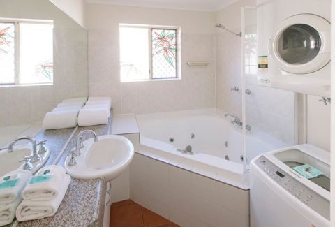 Rainbow Getaway Holiday Apartments - Redcliffe Tourism 31
