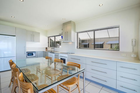 Sunseeker Holiday Apartments - Redcliffe Tourism 26