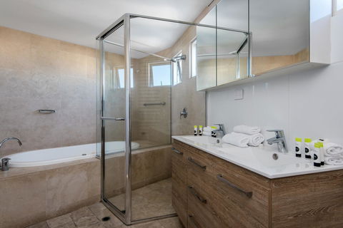 Noosa Blue Resort - Redcliffe Tourism 18