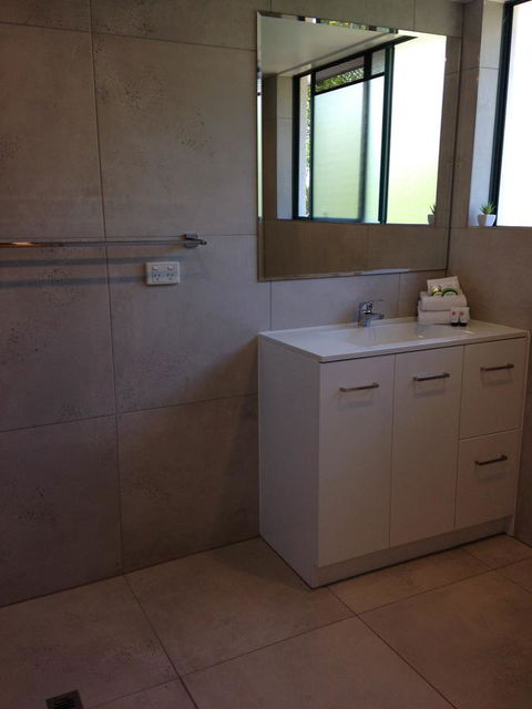 Chez Noosa Resort Motel - Redcliffe Tourism 11