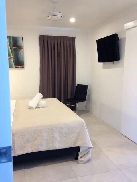 Chez Noosa Resort Motel - Redcliffe Tourism 12
