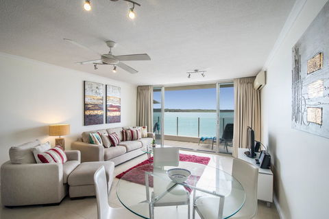 Noosa Harbour Resort - Redcliffe Tourism 11