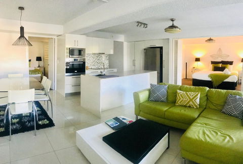 Hotel Laguna - Redcliffe Tourism 7