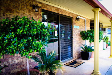 Clermont Country Motor Inn - Redcliffe Tourism 1