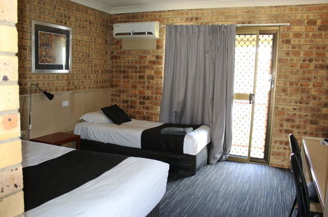 Clermont Country Motor Inn - Redcliffe Tourism 2