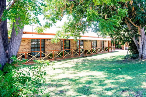 Clermont Country Motor Inn - Redcliffe Tourism 4