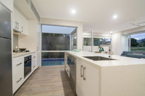 Pool Resort Port Douglas - Redcliffe Tourism 40