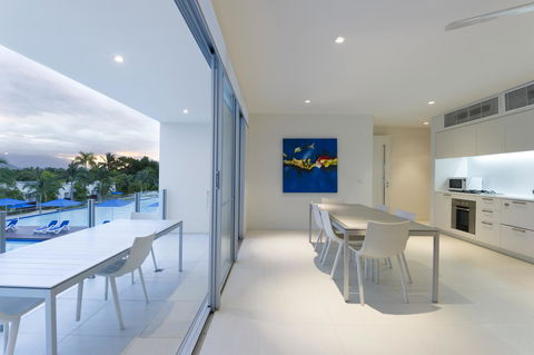 Pool Resort Port Douglas - Redcliffe Tourism 16
