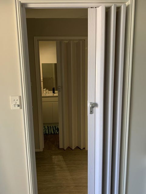 Bed & Breakfast 1 Bedroom Guest House - Redcliffe Tourism 1