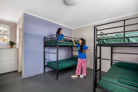 Backpackers In Paradise 18-35 Hostel - Redcliffe Tourism 3