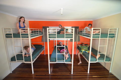 Backpackers In Paradise 18-35 Hostel - Redcliffe Tourism 21