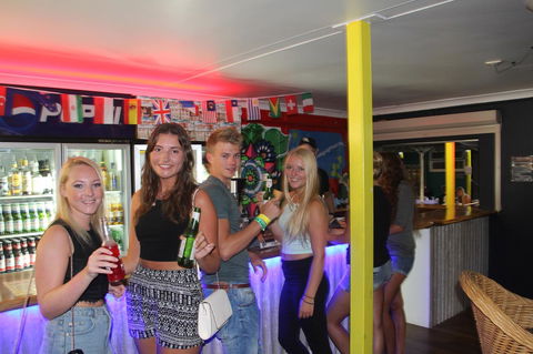 Backpackers In Paradise 18-35 Hostel - Redcliffe Tourism 30