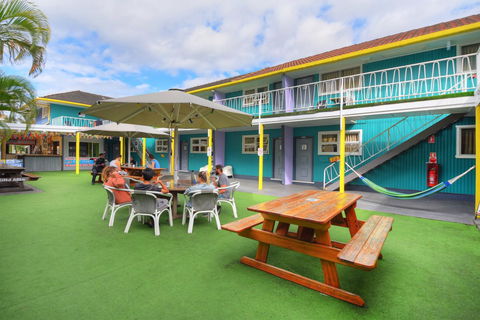 Backpackers In Paradise 18-35 Hostel - Redcliffe Tourism 2