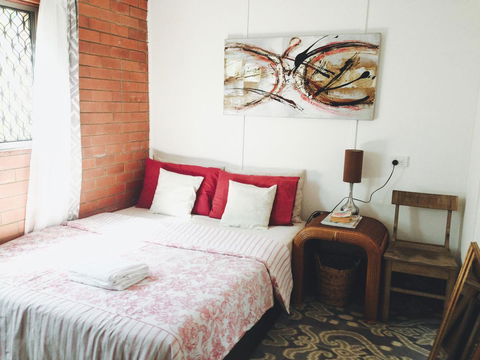 XYL Pets Friendly Seaside Boutique Guesthouse - Redcliffe Tourism 0