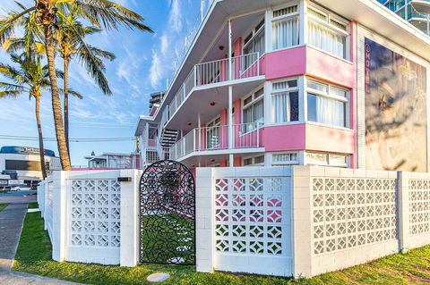 The Pink Hotel Coolangatta - Redcliffe Tourism 1