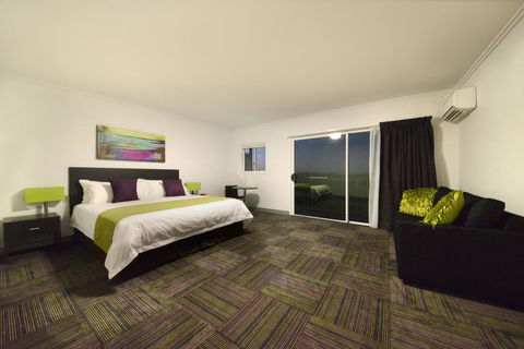 Mackay Oceanside Central Hotel Official - Redcliffe Tourism 24
