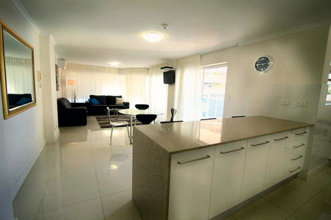 Grosvenor Beachfront Apartments Surfers Paradise - Redcliffe Tourism 3