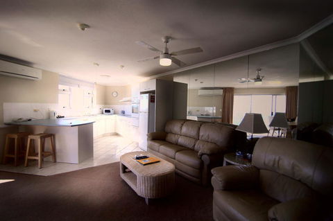 Grosvenor Beachfront Apartments Surfers Paradise - Redcliffe Tourism 9