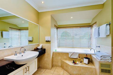 Ambassador On Ruthven - Redcliffe Tourism 21