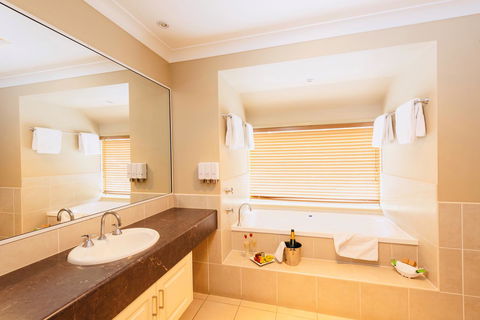 Ambassador On Ruthven - Redcliffe Tourism 8