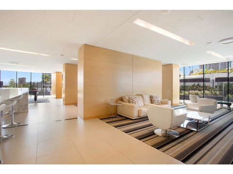 Luxury 3 Bedroom In Heart Of Broadbeach - Redcliffe Tourism 8