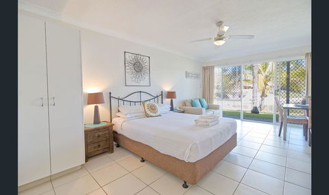 Bay Of Palms - Redcliffe Tourism 6
