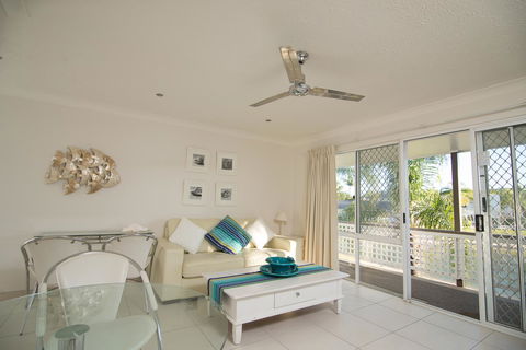 Bay Of Palms - Redcliffe Tourism 31