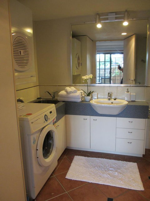 Powerhouse Apartments - Redcliffe Tourism 6