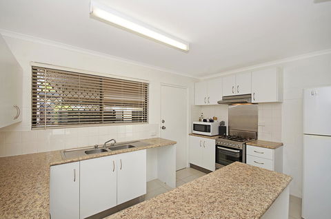 Townsville Holiday Apartments - Redcliffe Tourism 13