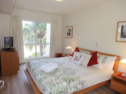 Waterfront Resort Villa With Buggy - Redcliffe Tourism 15