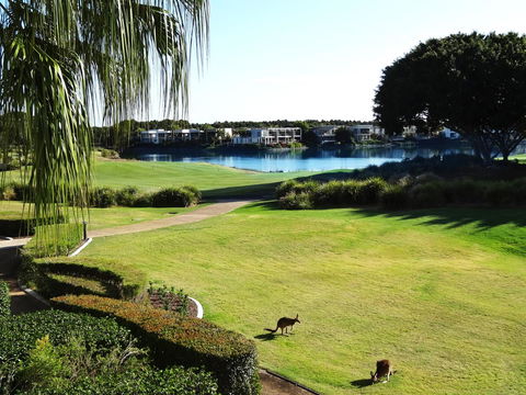 Waterfront Resort Villa With Buggy - Redcliffe Tourism 3