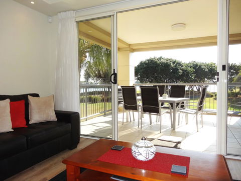 Waterfront Resort Villa With Buggy - Redcliffe Tourism 20