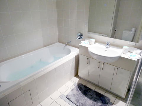 Waterfront Resort Villa With Buggy - Redcliffe Tourism 10