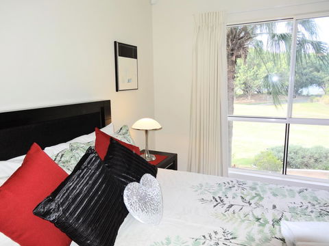 Waterfront Resort Villa With Buggy - Redcliffe Tourism 11