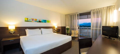 Cairns Harbourside Hotel - Redcliffe Tourism 3