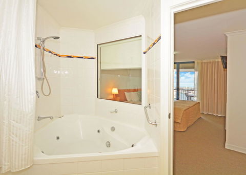Mantra Hervey Bay - Redcliffe Tourism 24