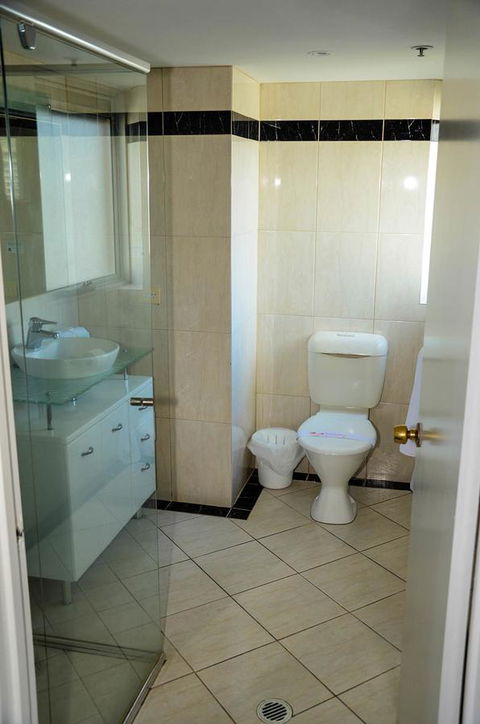 Zenith Ocean Front Apartments - Redcliffe Tourism 16