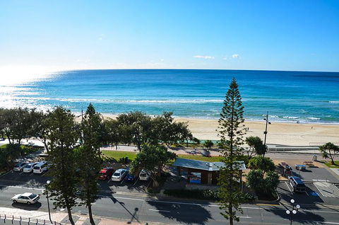 Zenith Ocean Front Apartments - Redcliffe Tourism 9