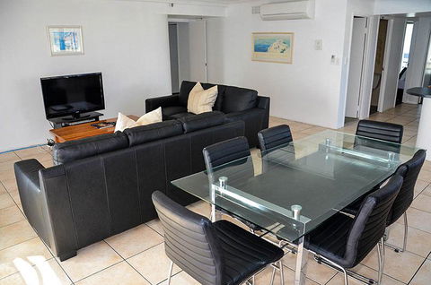 Zenith Ocean Front Apartments - Redcliffe Tourism 11