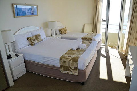 Zenith Ocean Front Apartments - Redcliffe Tourism 24
