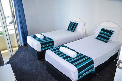 Zenith Ocean Front Apartments - Redcliffe Tourism 12