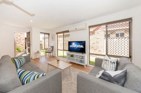 Waterfront Theme Park Getaway - Redcliffe Tourism 1