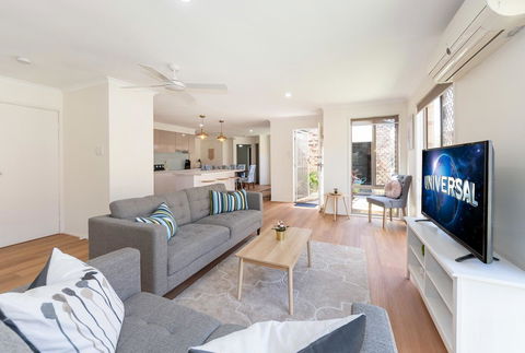 Waterfront Theme Park Getaway - Redcliffe Tourism 3